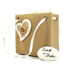 Le contenant à dragées sac à main carton brun décoration coeur pour mariage